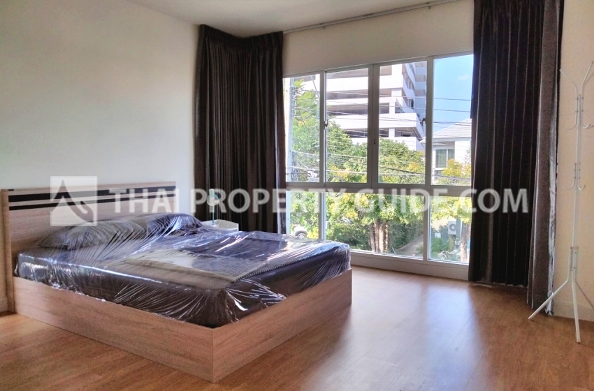 House with Shared Pool in Srinakarin 